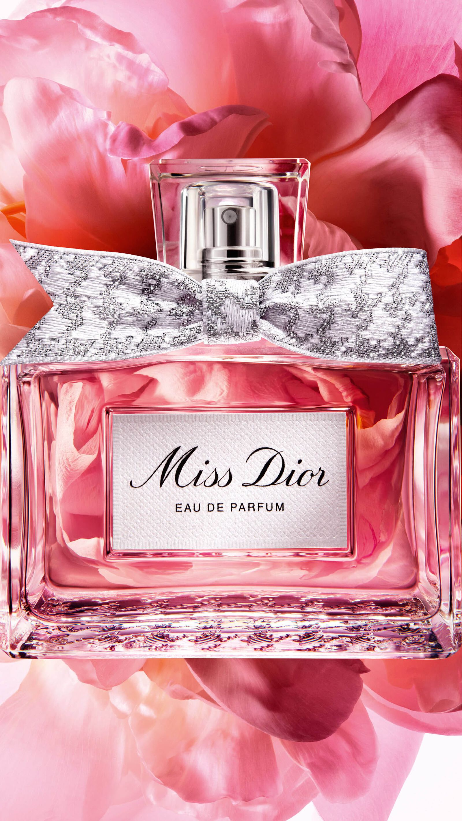 Frasco de Miss Dior entre flores cor-de-rosa
