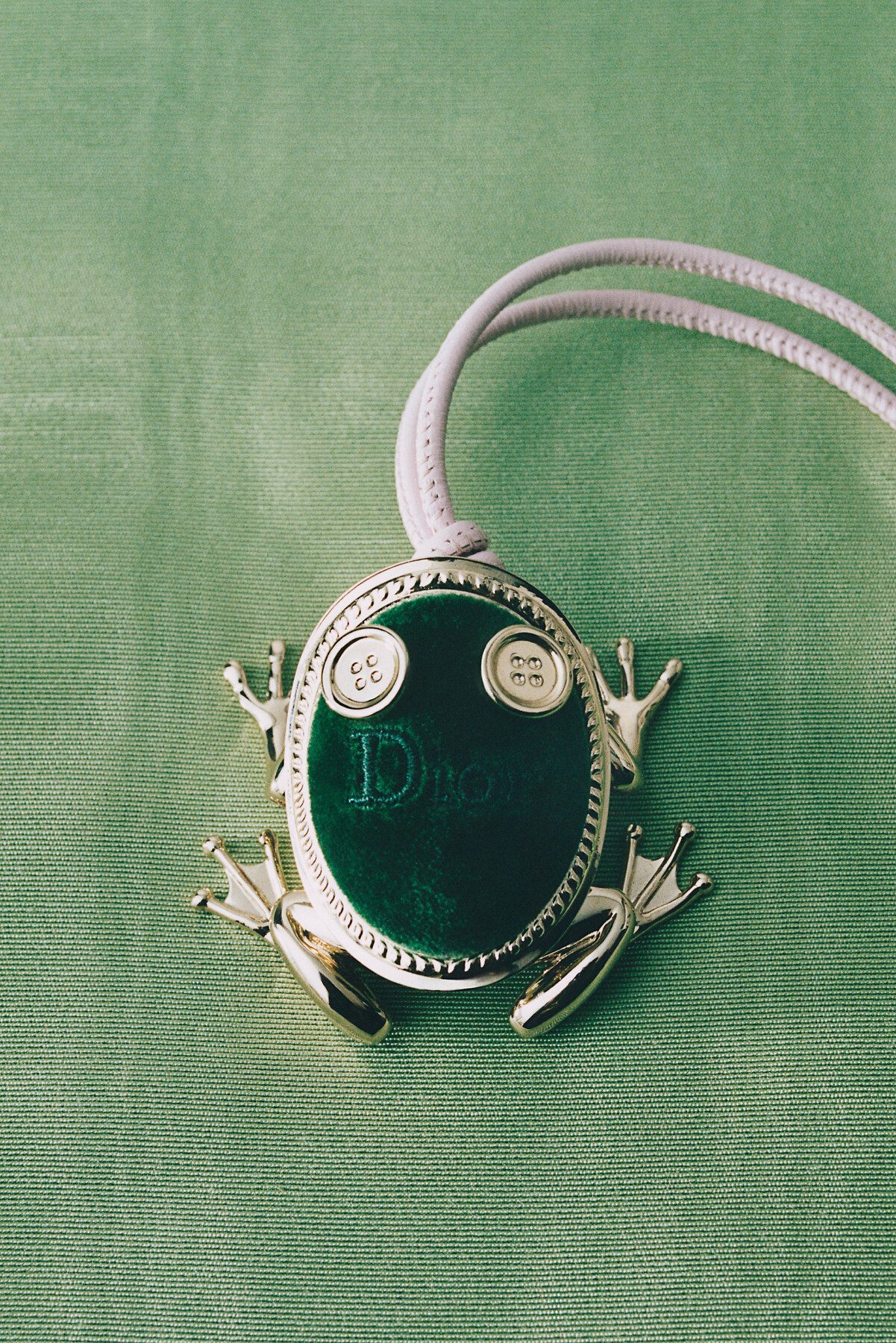 Broche de sapo em ouro e pedra verde