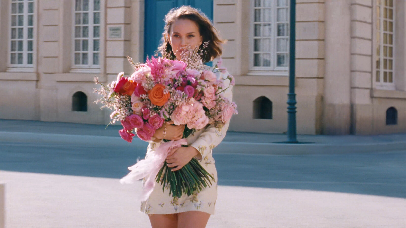 Campanha Miss Dior: mulher com um grande buquê de flores em uma rua de Paris